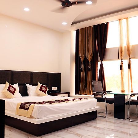 Hotel Neelam Moga Лудхиана Экстерьер фото