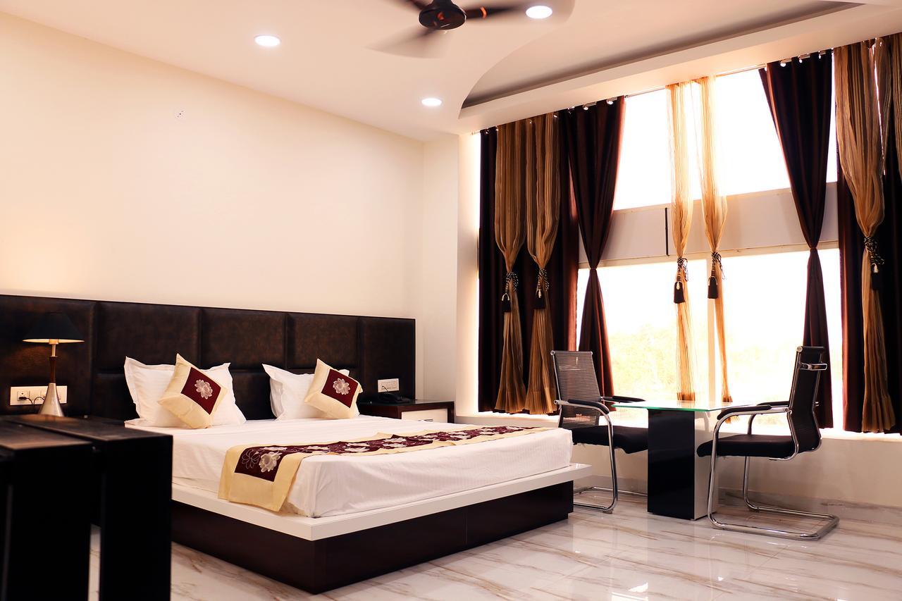 Hotel Neelam Moga Лудхиана Экстерьер фото