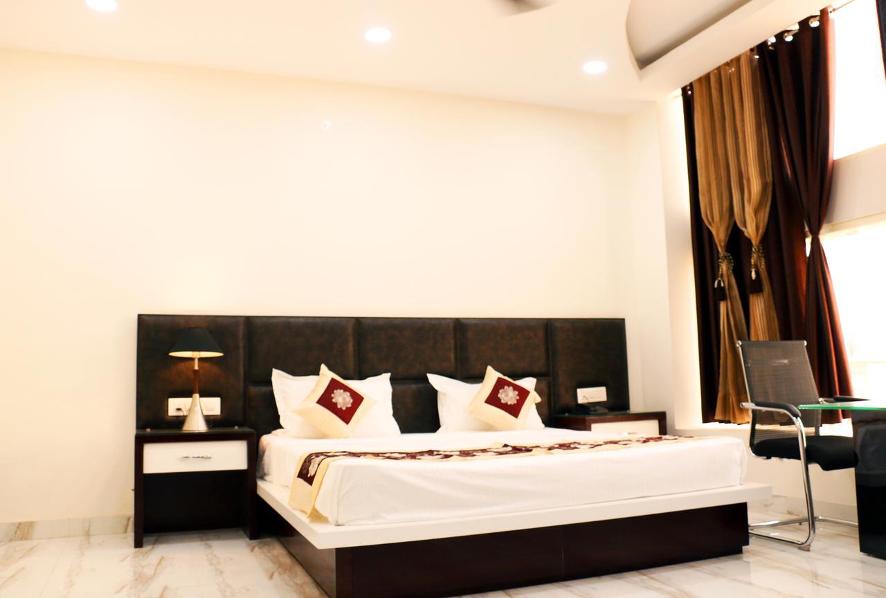 Hotel Neelam Moga Лудхиана Экстерьер фото