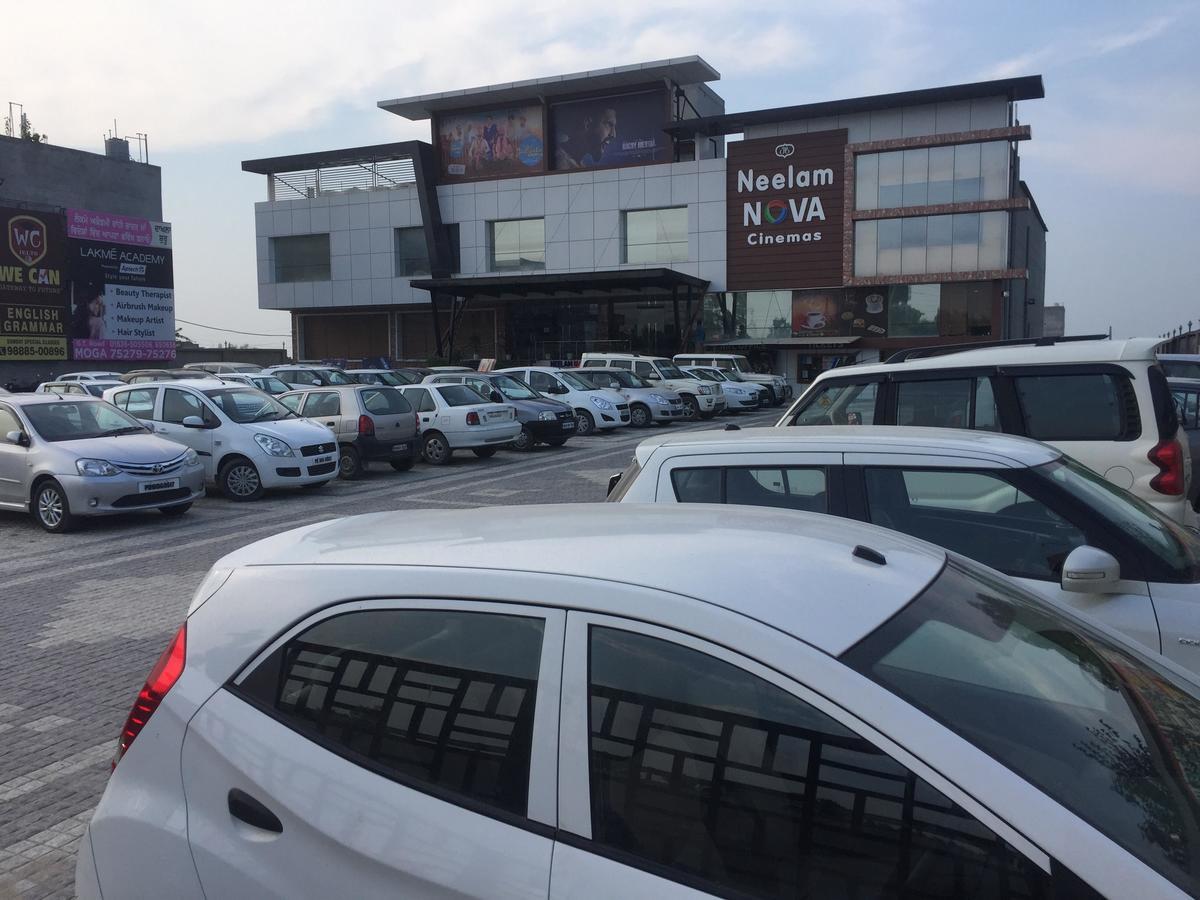 Hotel Neelam Moga Лудхиана Экстерьер фото