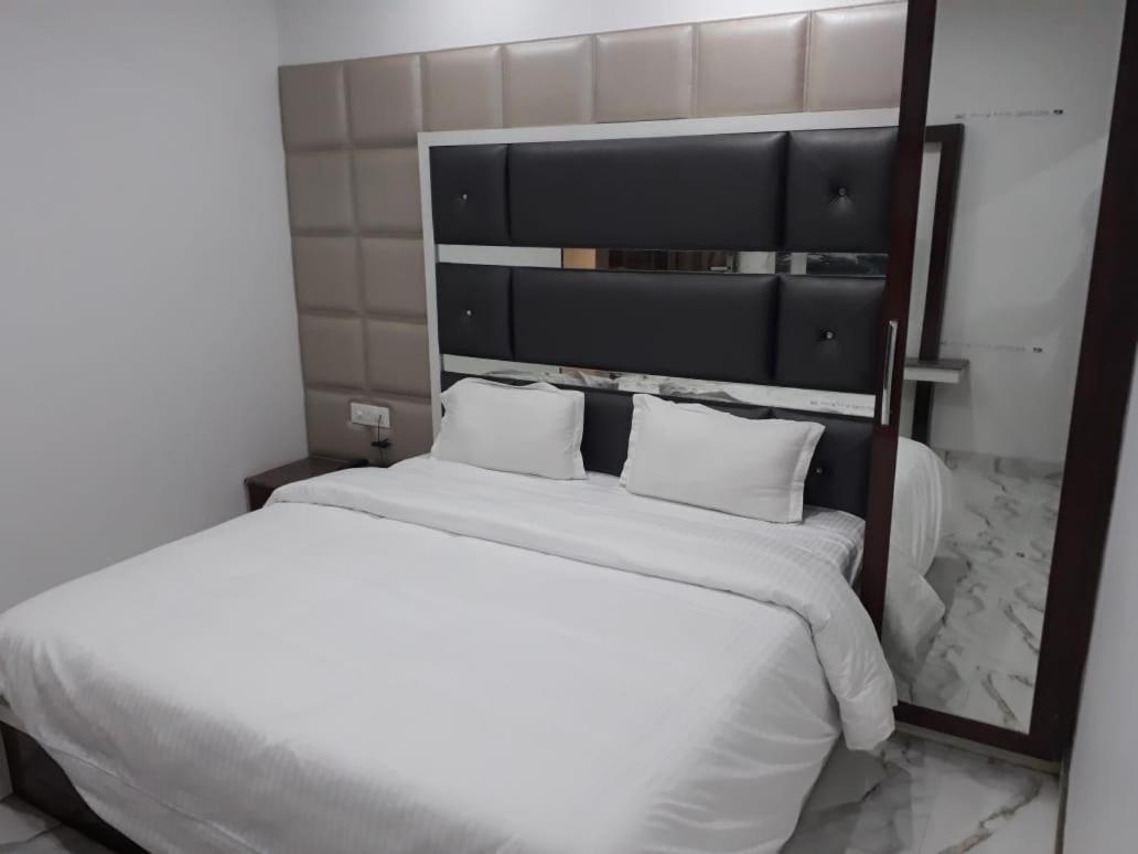 Hotel Neelam Moga Лудхиана Экстерьер фото